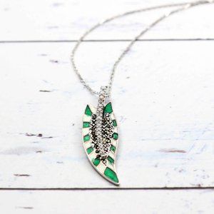 LEAF SHAPED GREEN WHITE PENDANT NECKLACE